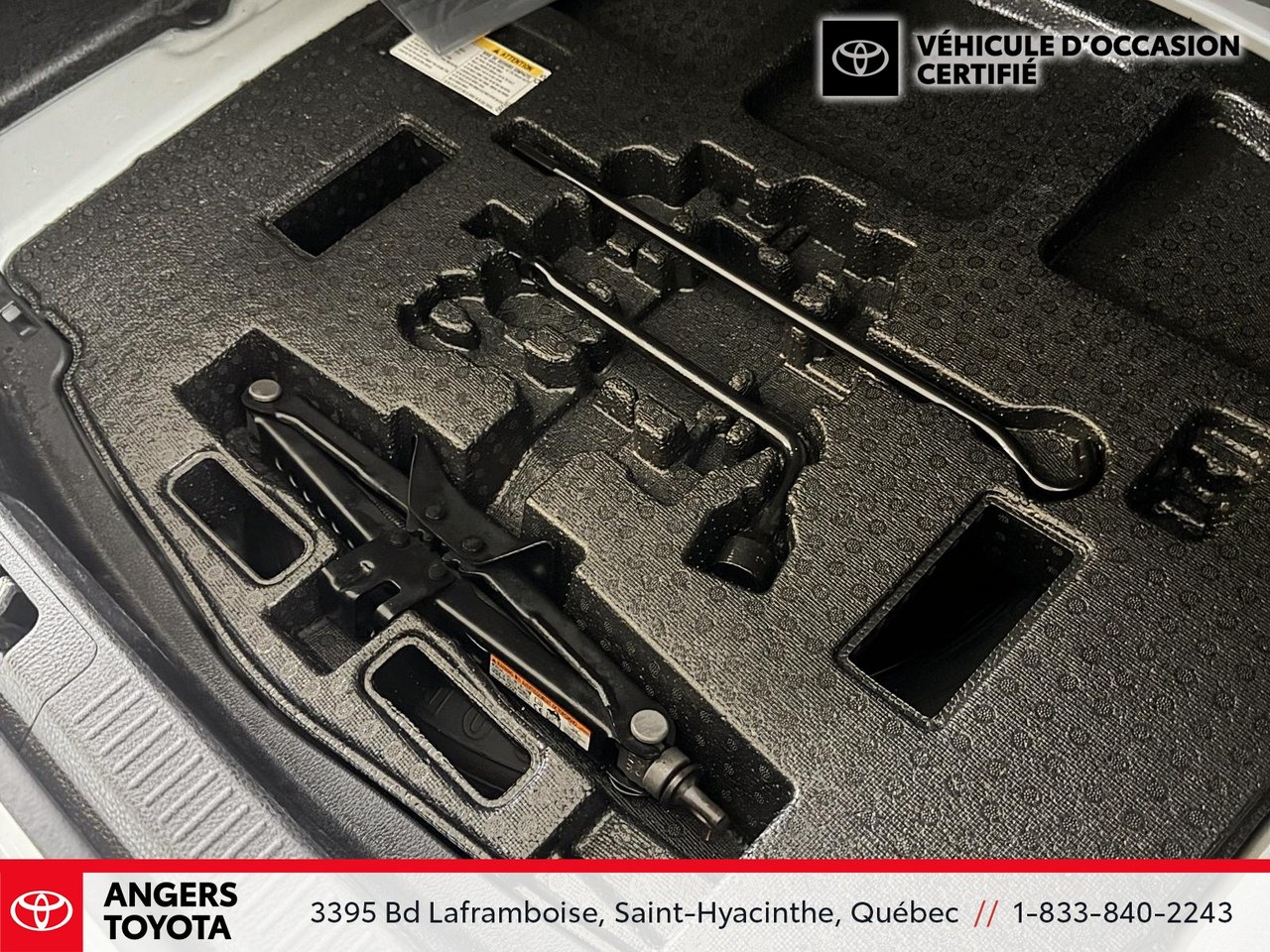 Toyota Camry Hybrid SE 2025-22