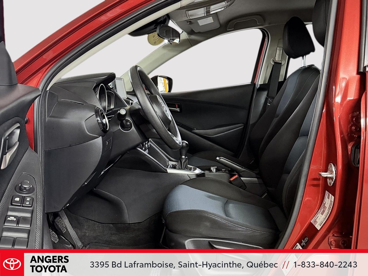 Toyota Yaris Hatchback LE 2020-7