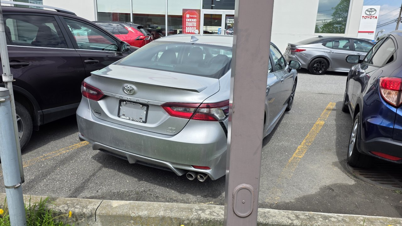 Toyota Camry SE 2023-2