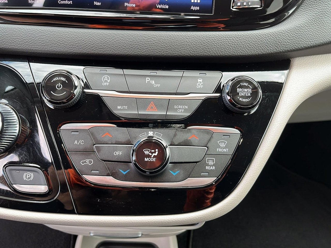 Chrysler Grand Caravan SXT 2024-13