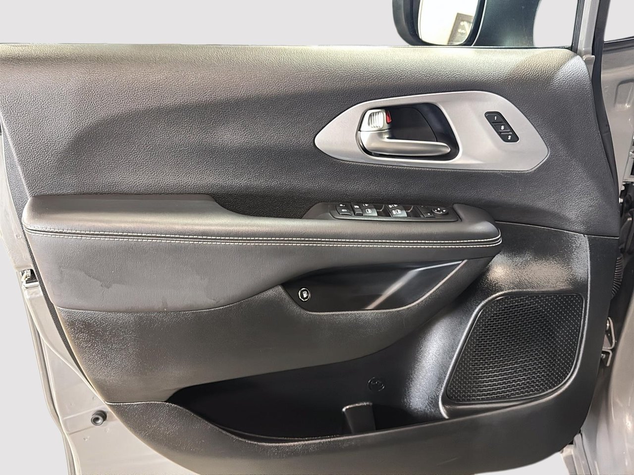 Chrysler Pacifica Hybrid Touring L 2023-10
