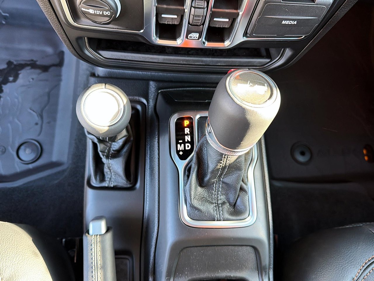 Jeep Wrangler 4-Door SAHARA 2026-13
