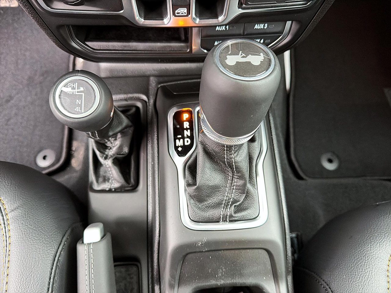 Jeep Wrangler 4-Door SAHARA 2026-13