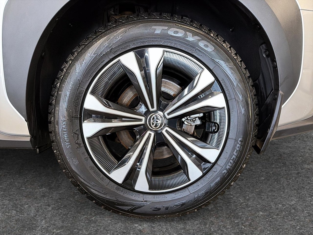 Toyota BZ4X LE AWD 2025-6