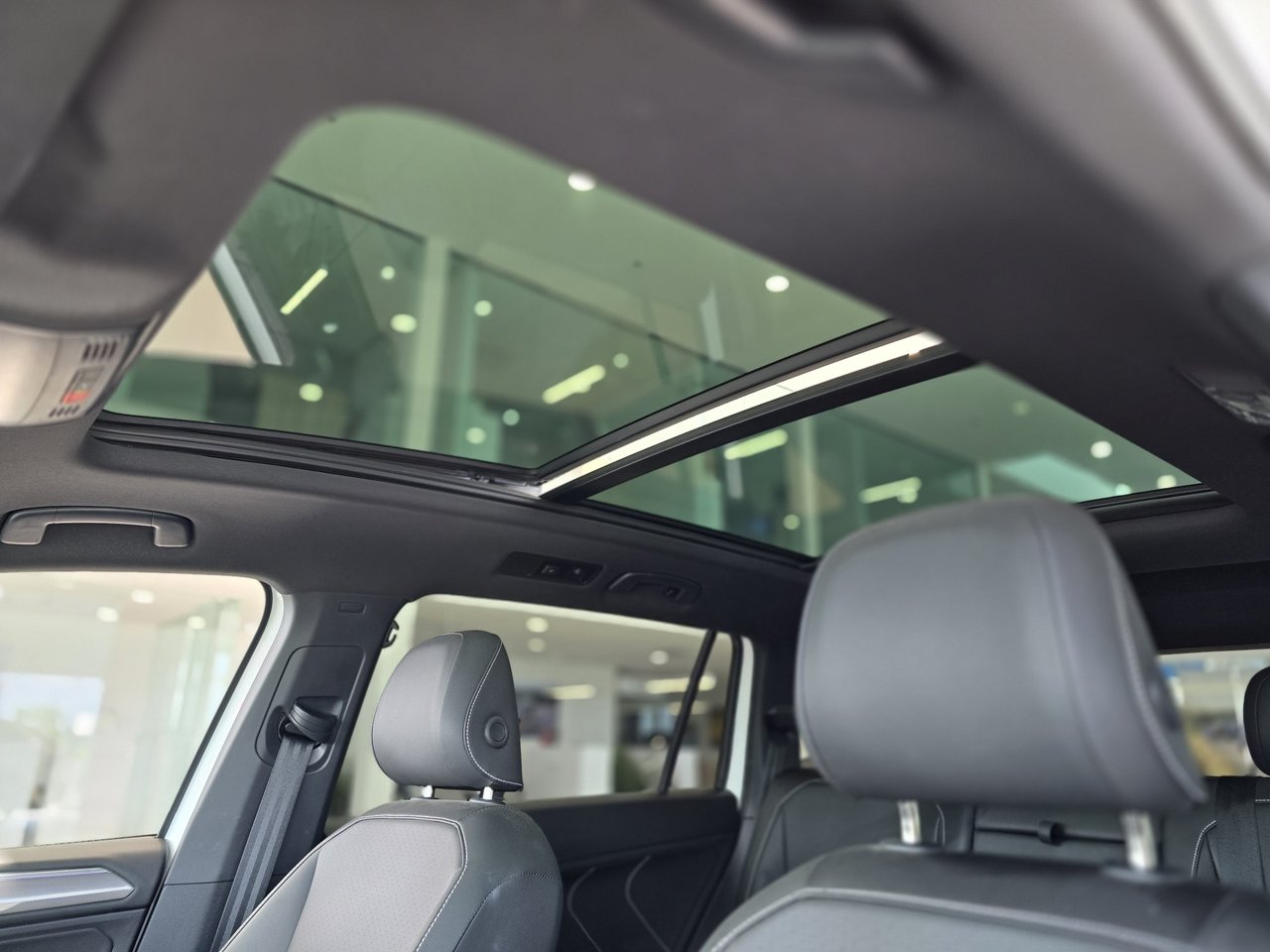 2024 Volkswagen Tiguan Comfortline R-Line Black Edition TOIT | CUIR | CAM Comfortline R-Line Black Edition TOIT | CUIR | CAM