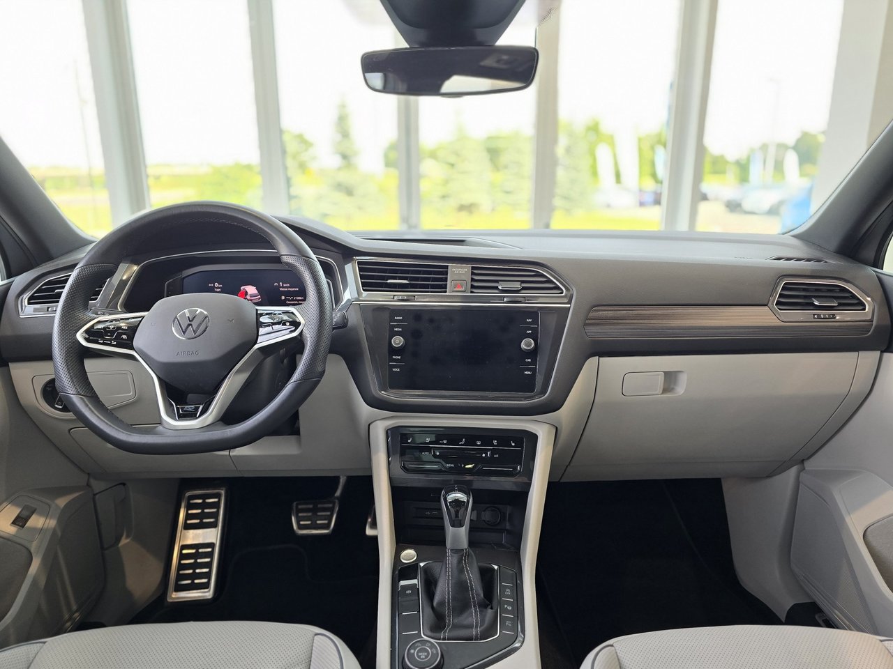 2024 Volkswagen Tiguan Highline R-Line 7 PASSAGERS | NAV | PANO | CUIR Highline R-Line 7 PASSAGERS | NAV | PANO | CUIR