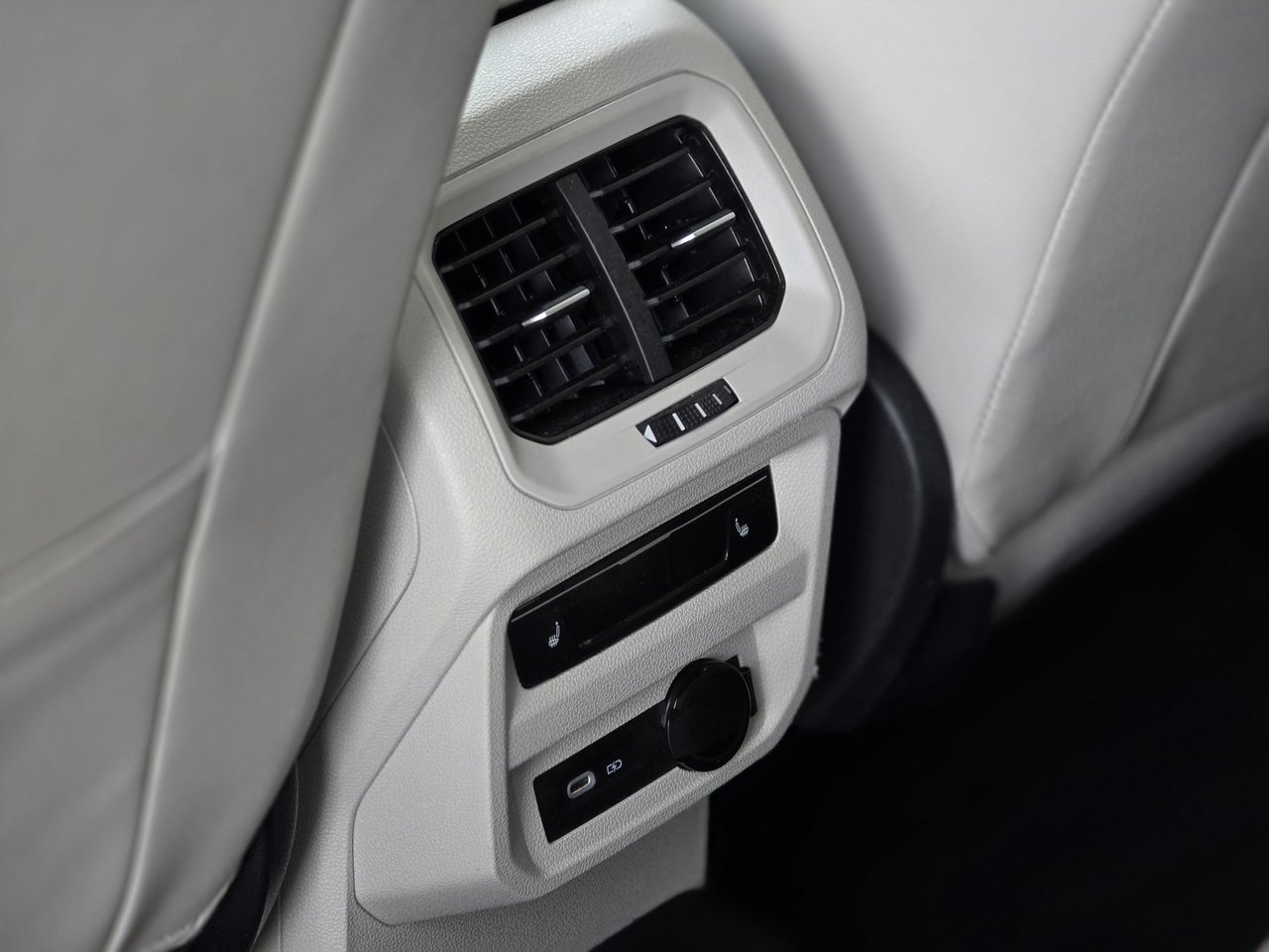 2024 Volkswagen Tiguan Highline R-Line 7 PASSAGERS | NAV | PANO | CUIR Highline R-Line 7 PASSAGERS | NAV | PANO | CUIR