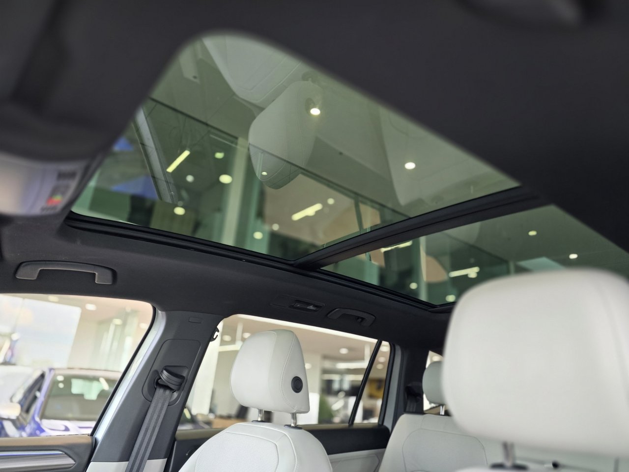 2024 Volkswagen Tiguan Highline R-Line 7 PASSAGERS | NAV | PANO | CUIR Highline R-Line 7 PASSAGERS | NAV | PANO | CUIR