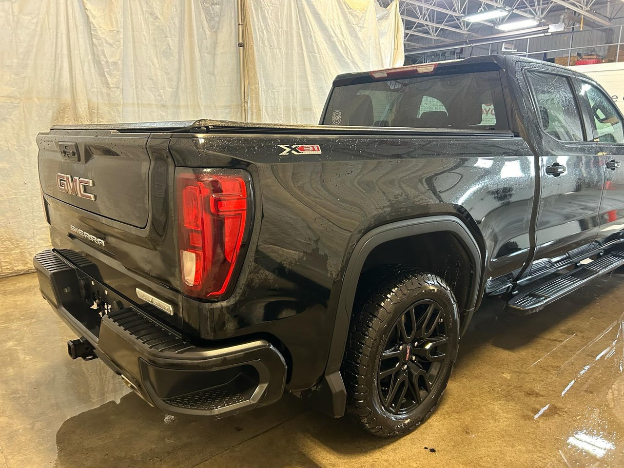 Used 2023 GMC Sierra 1500 with 61,595 km for sale at Otogo