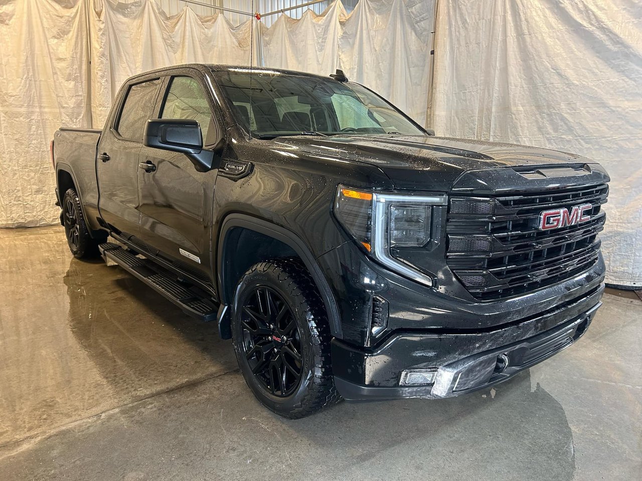 Used 2023 GMC Sierra 1500 with 61,595 km for sale at Otogo