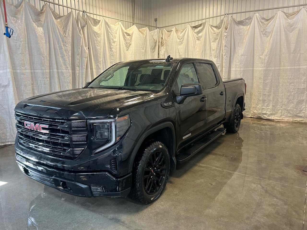 Used 2023 GMC Sierra 1500 with 61,595 km for sale at Otogo
