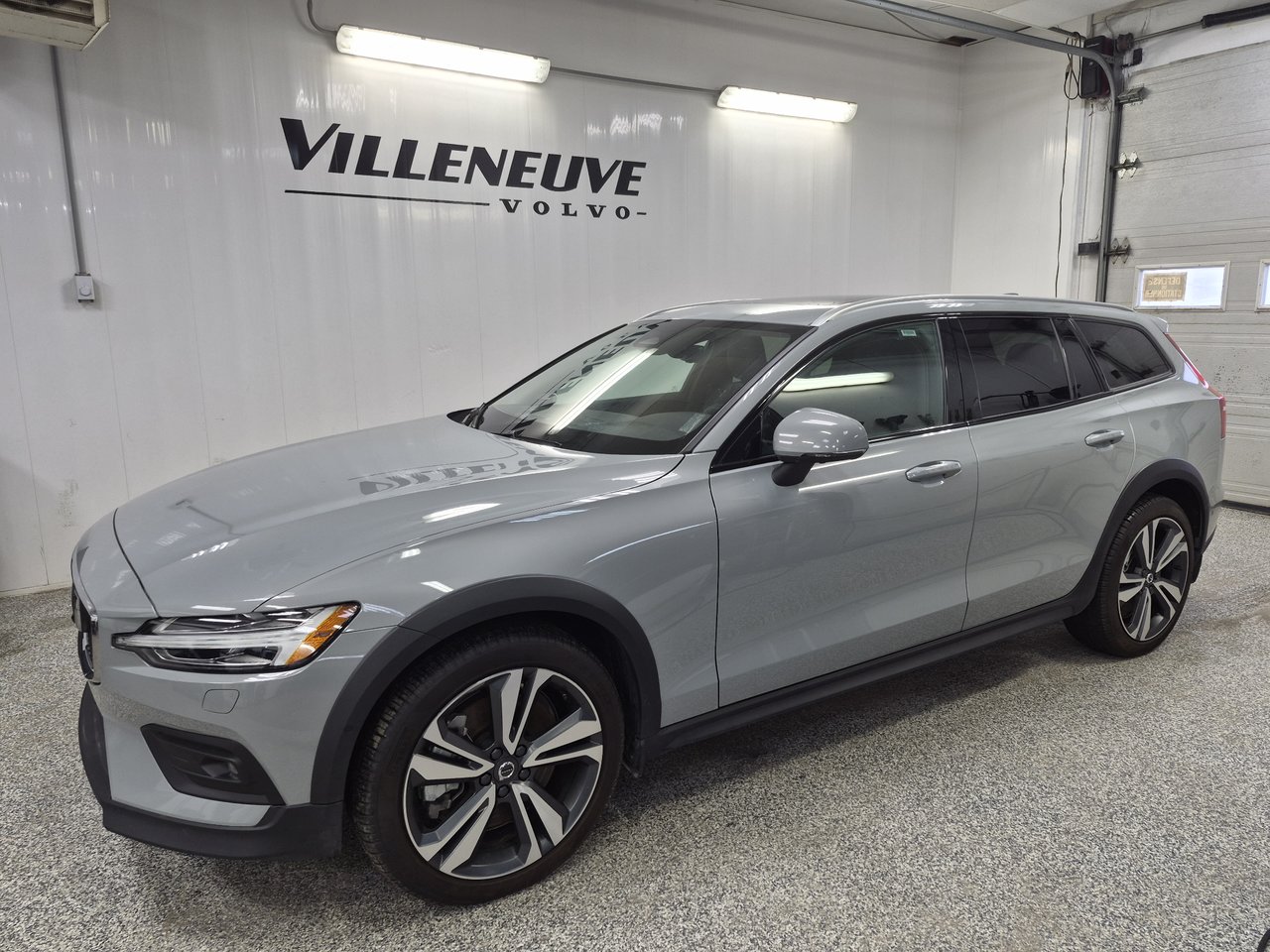 2025 Volvo V60 CROSS COUNTRY PLUS-0