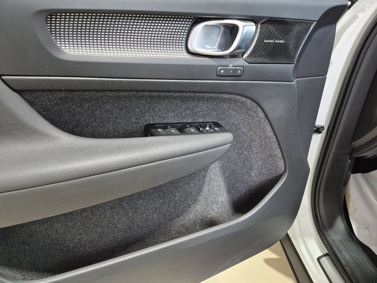 2022 Volvo XC40 R-DESIGN-7