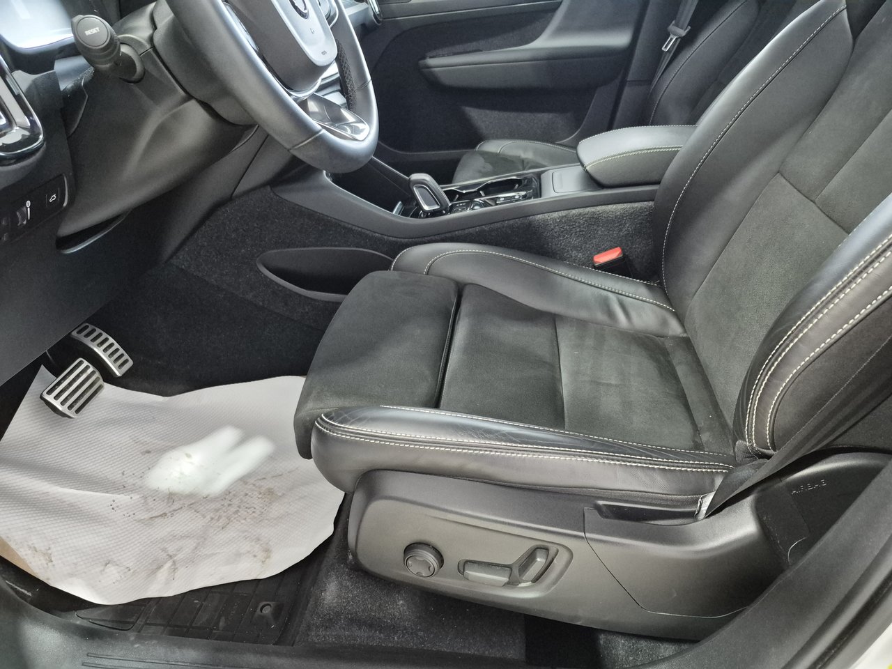 2022 Volvo XC40 R-DESIGN-8