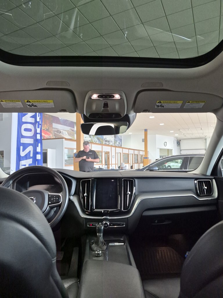 2020 Volvo XC60 MOMENTUM-9