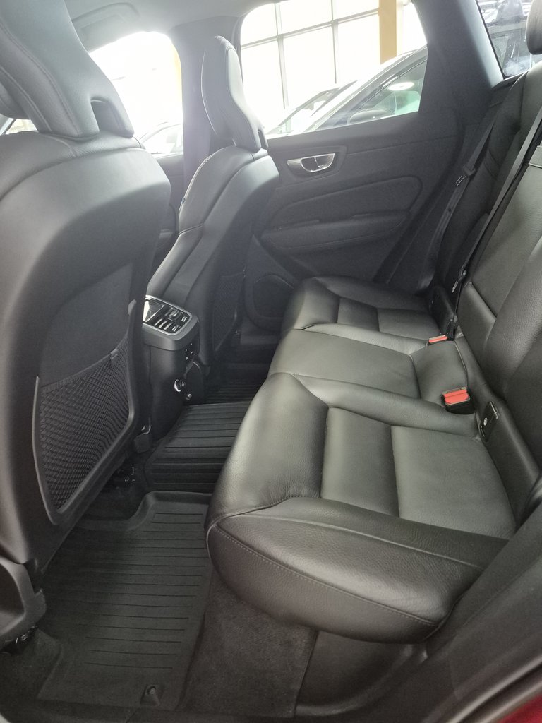2020 Volvo XC60 MOMENTUM-8