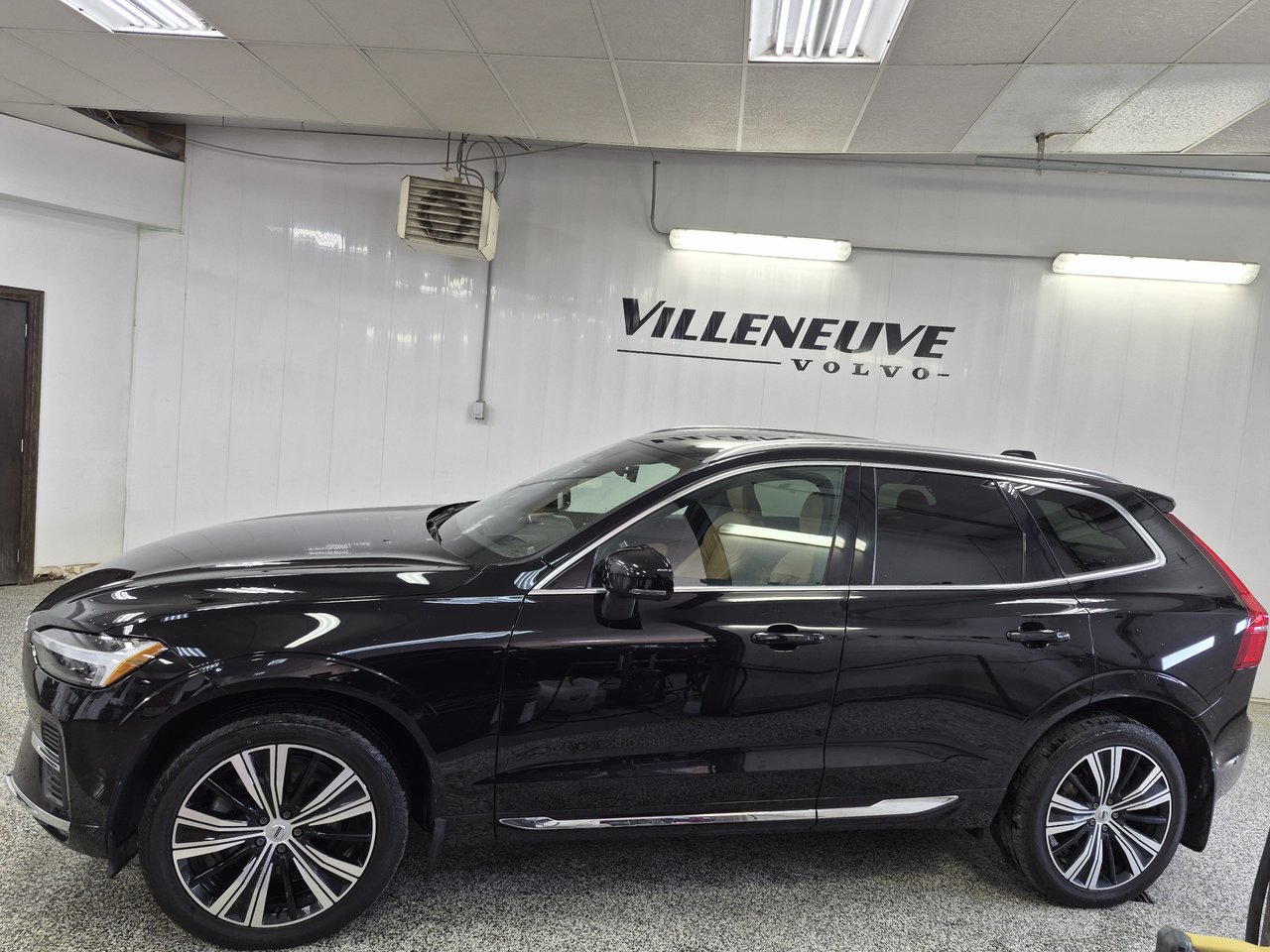 Volvo XC60 ULTIMATE BRIGHT THEME 2023-2