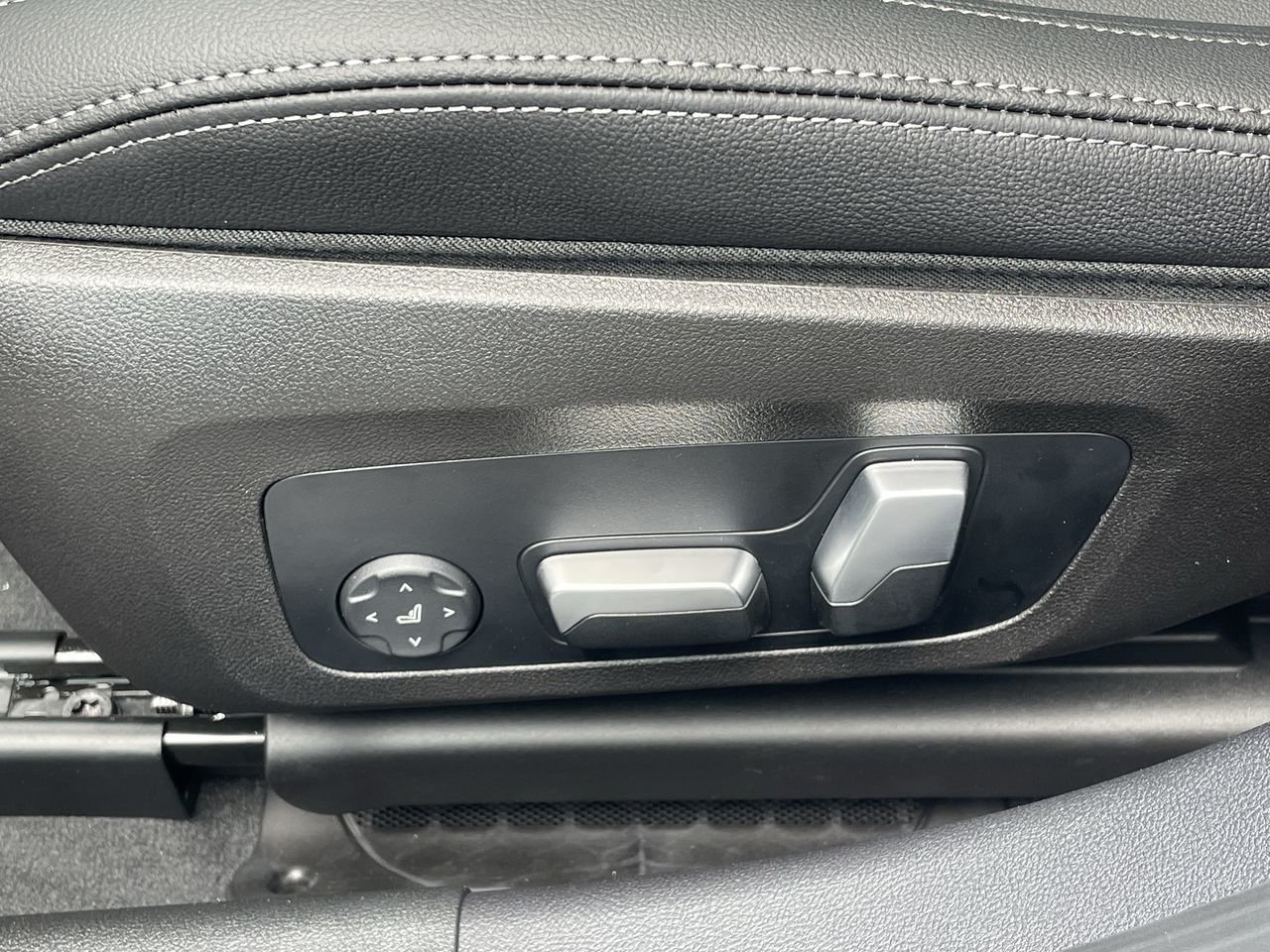 New 2023 Alpine White BMW 330i xDrive NA image 22