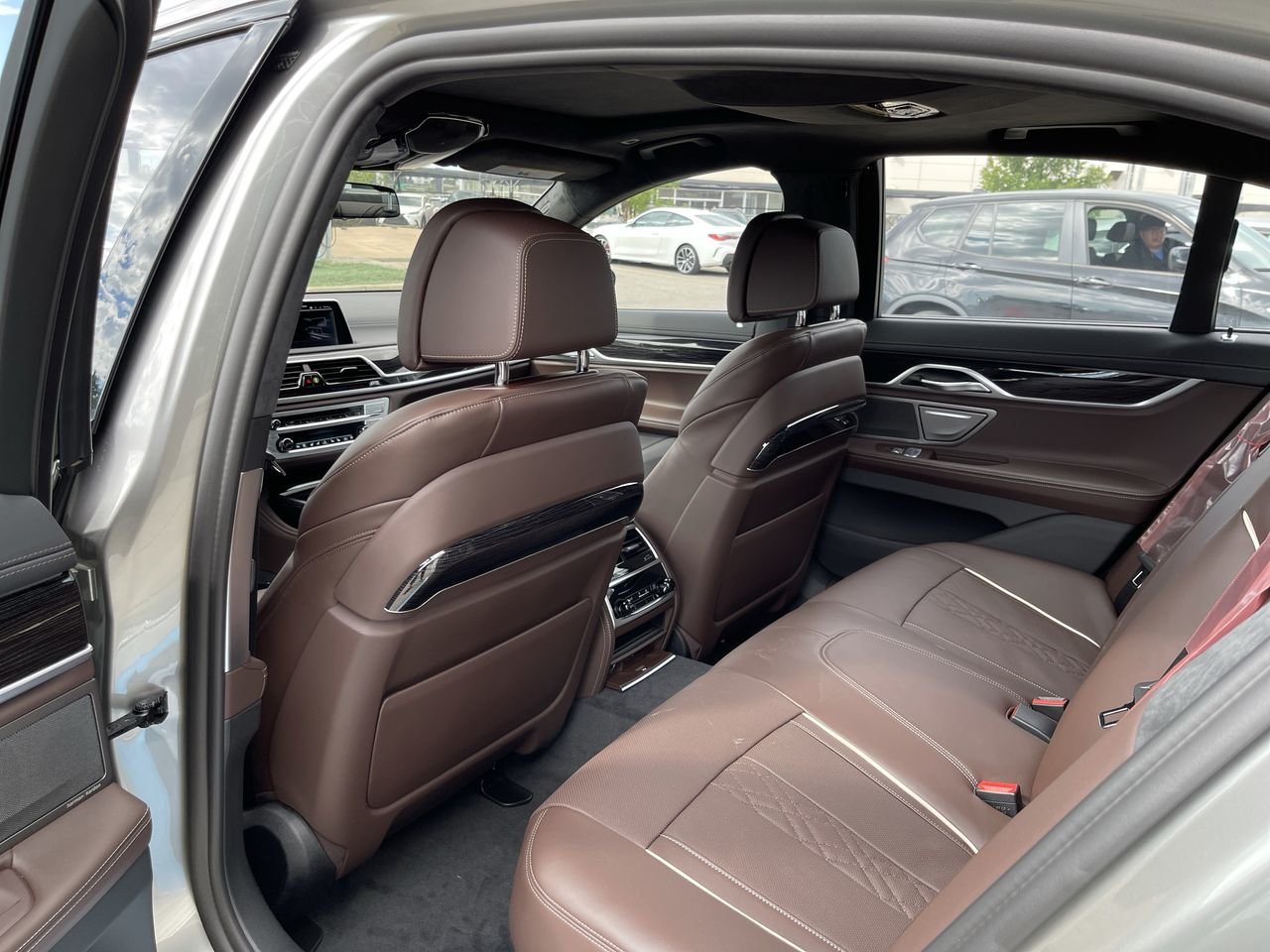 New 2022 Donington Grey Metallic BMW 750i xDrive image 31