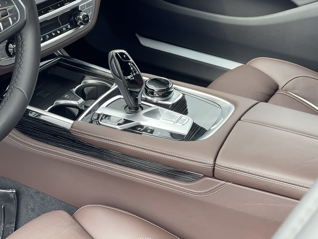 New 2022 Donington Grey Metallic BMW 750i xDrive image 29