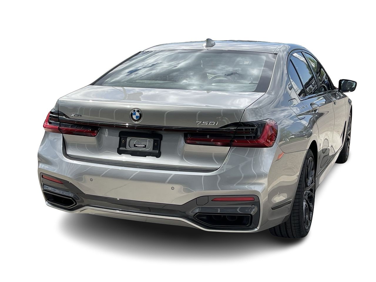 New 2022 Donington Grey Metallic BMW 750i xDrive image 10