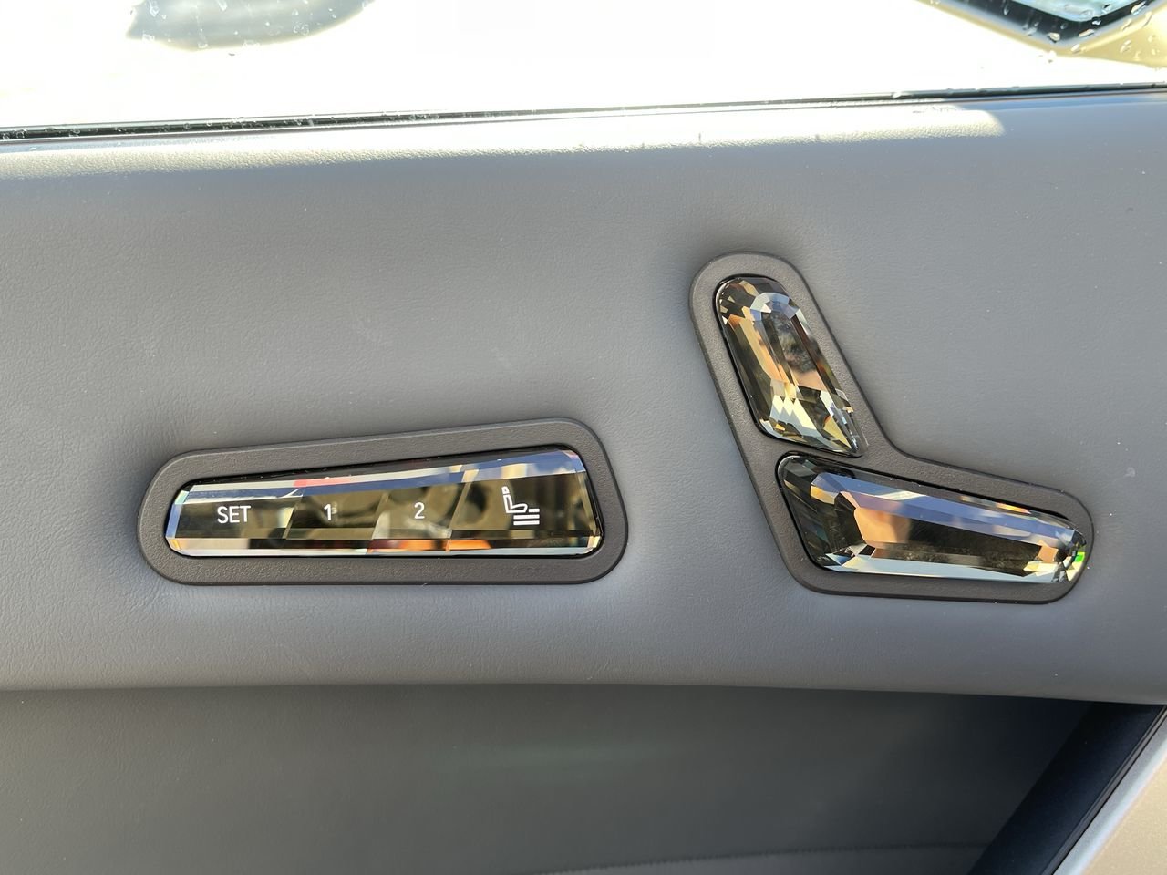 New 2023 Mineral White Metallic BMW XDrive40 image 20