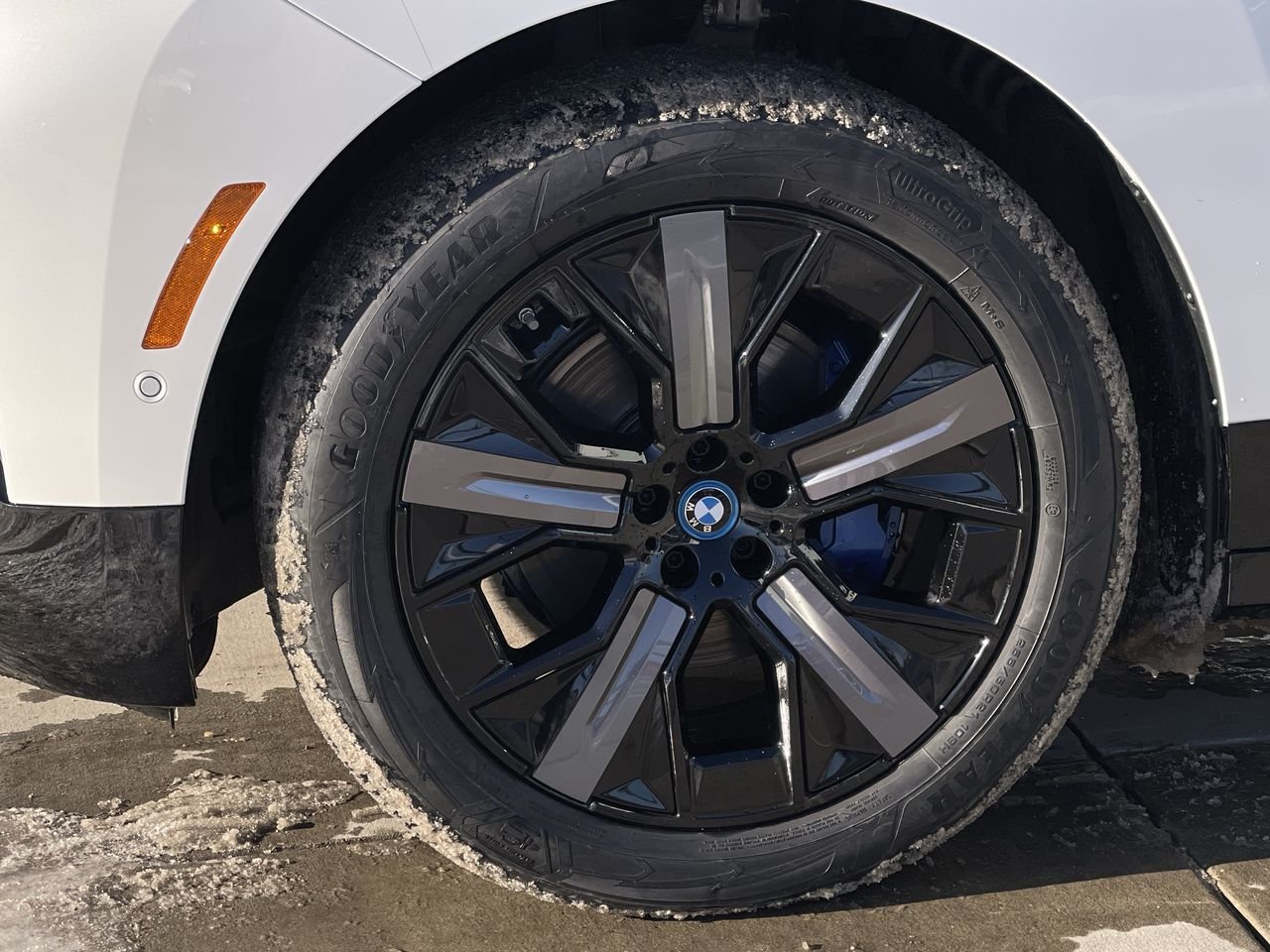 New 2023 Mineral White Metallic BMW XDrive40 image 18