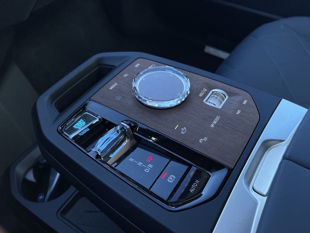 New 2023 Mineral White Metallic BMW XDrive40 image 28