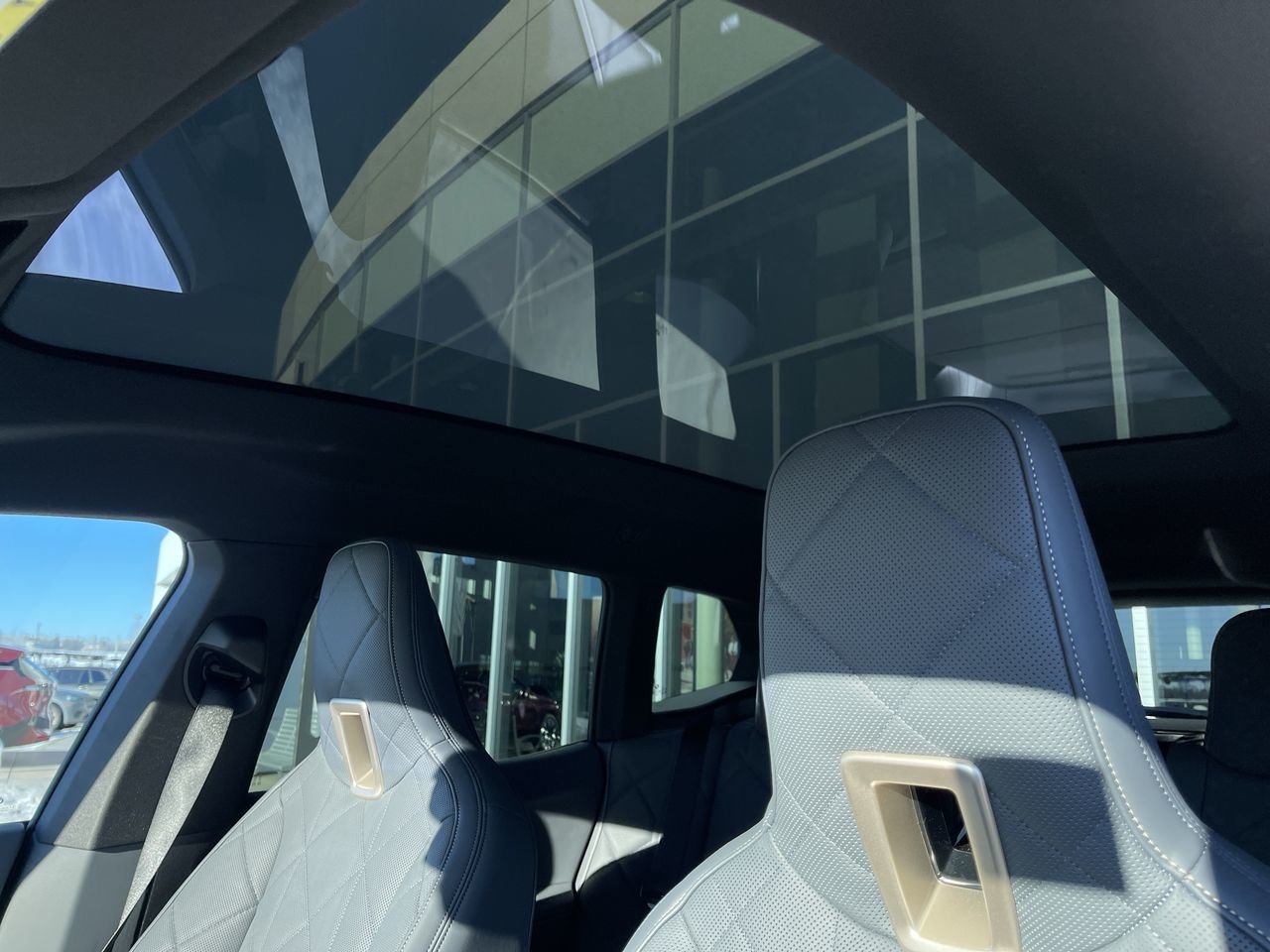 New 2023 Mineral White Metallic BMW XDrive40 image 30