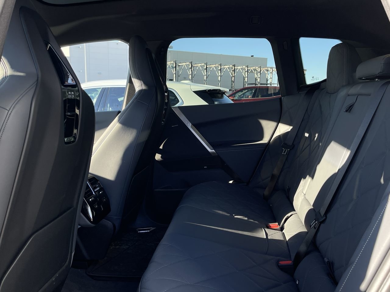 New 2023 Mineral White Metallic BMW XDrive40 image 31