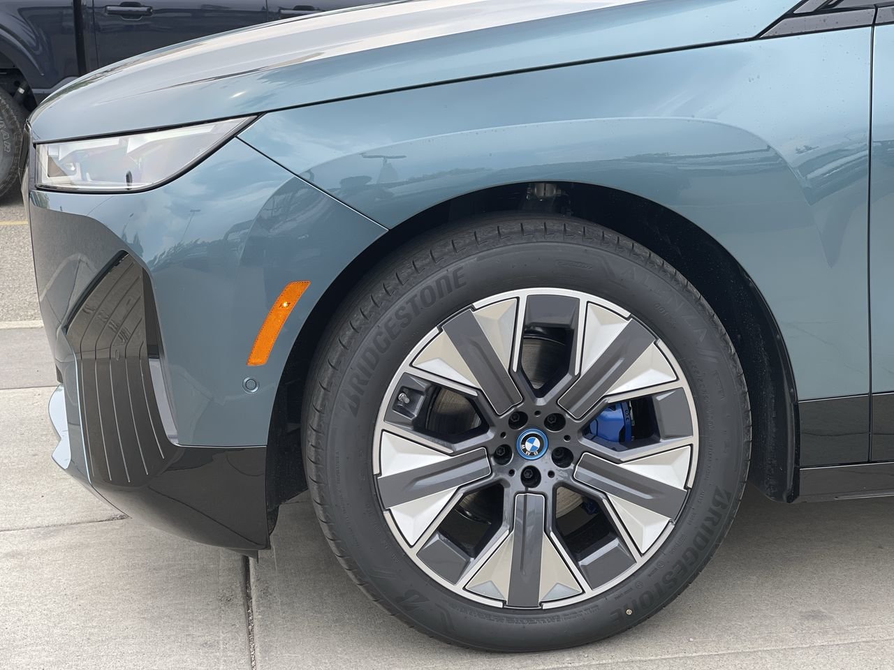 New 2024 Blue Ridge Mountain Metallic BMW XDrive50 image 18