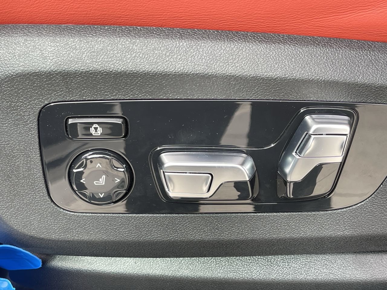 New 2023 Mineral White Metallic BMW X5 M Competition image 22