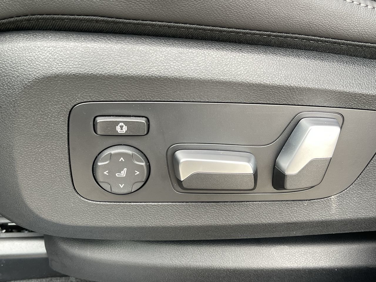 New 2024 Alpine White BMW XDrive40i image 21