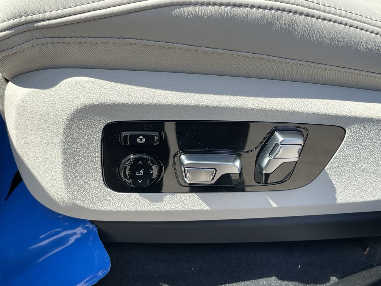 New 2024 Marina Bay Blue Metallic BMW M60i image 21