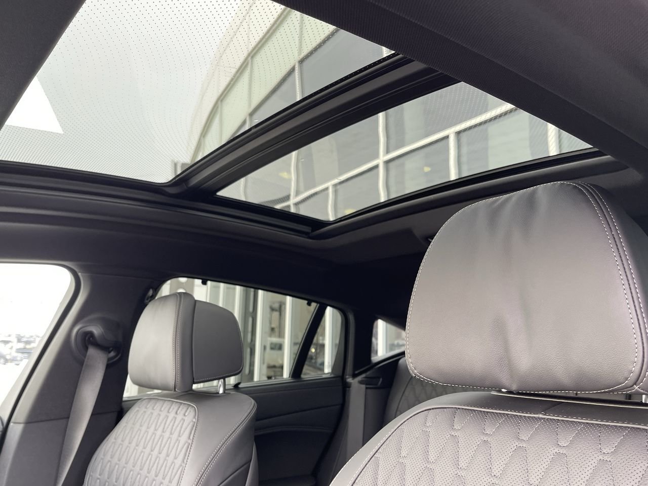 New 2023 Mineral White Metallic BMW XDrive40i image 31