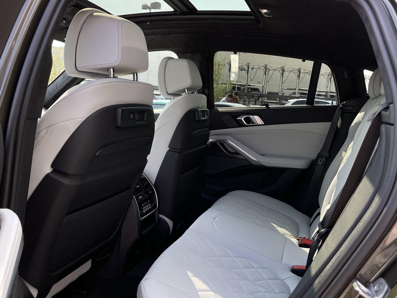 New 2023 Manhattan Metallic BMW XDrive40i image 32
