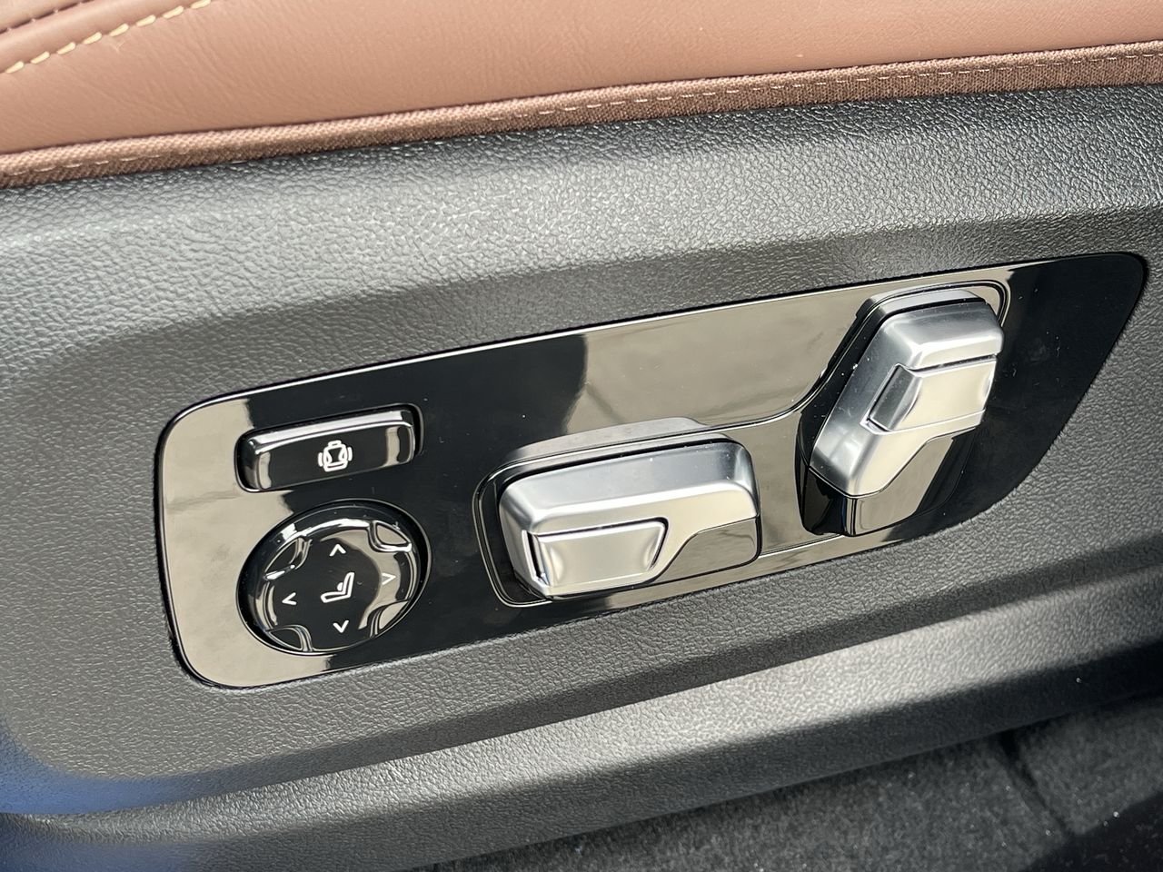 New 2024 Mineral White Metallic BMW XDrive40i image 22