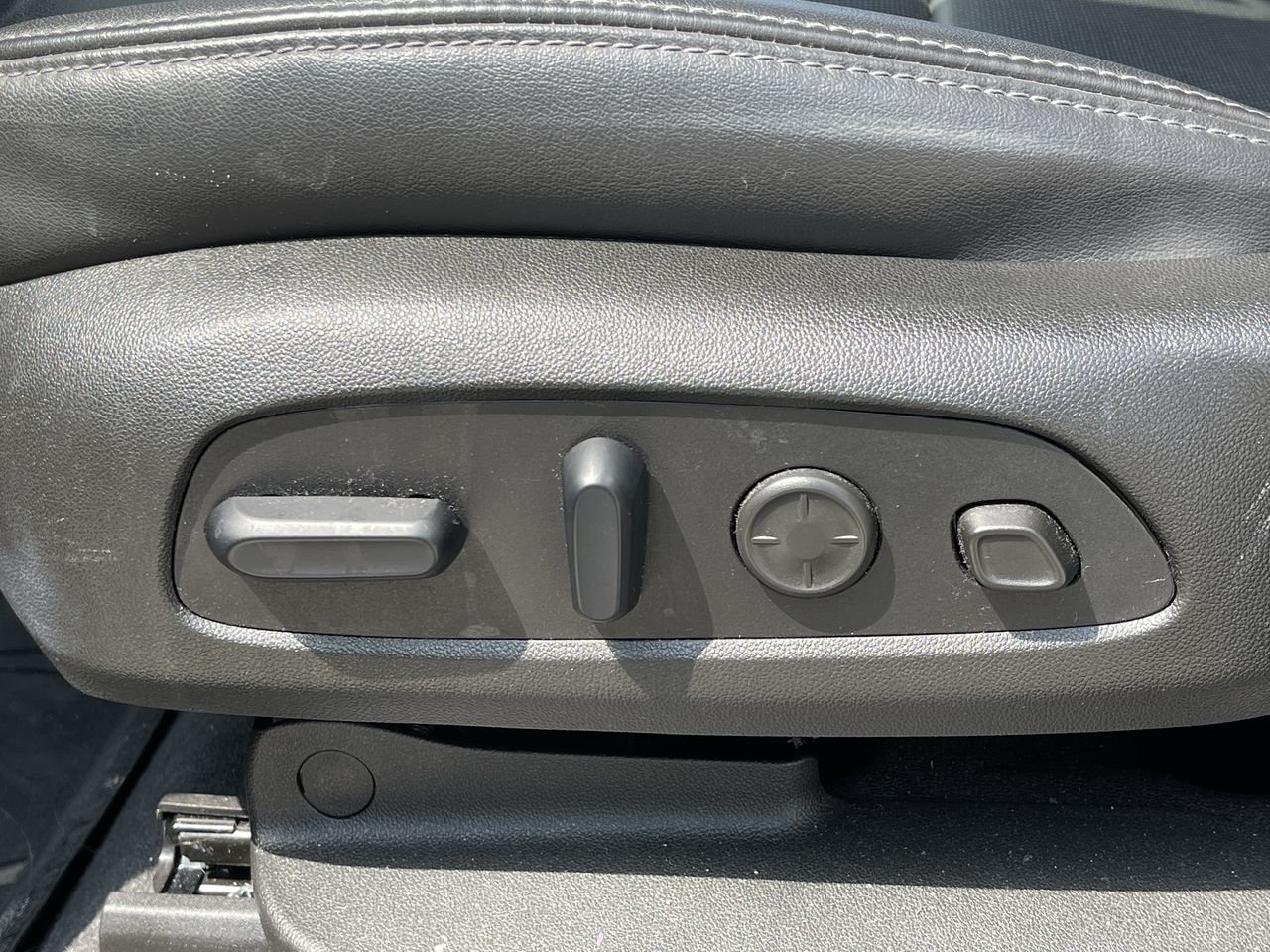 Used 2021 Ebony Twilight Metallic Buick Avenir image 20