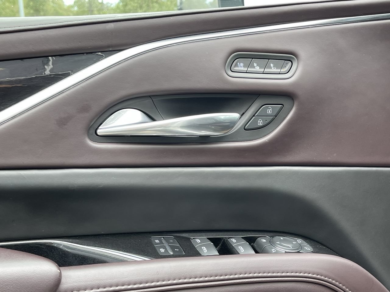 Used 2021 White Cadillac Sport Platinum image 21