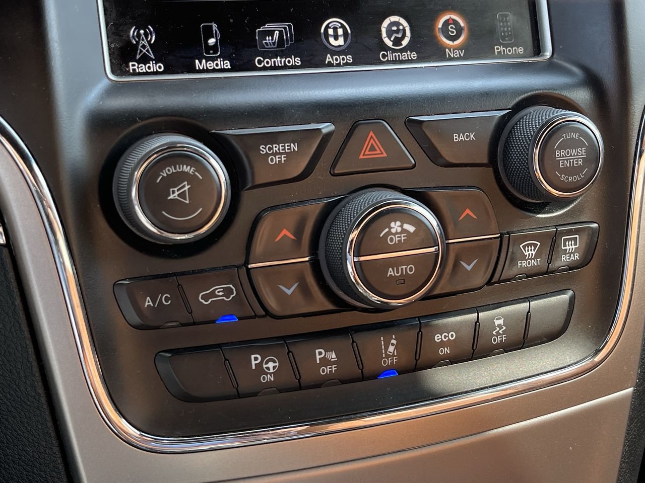 Used 2017 Diamond Black Crystal Pearl Jeep SRT image 27