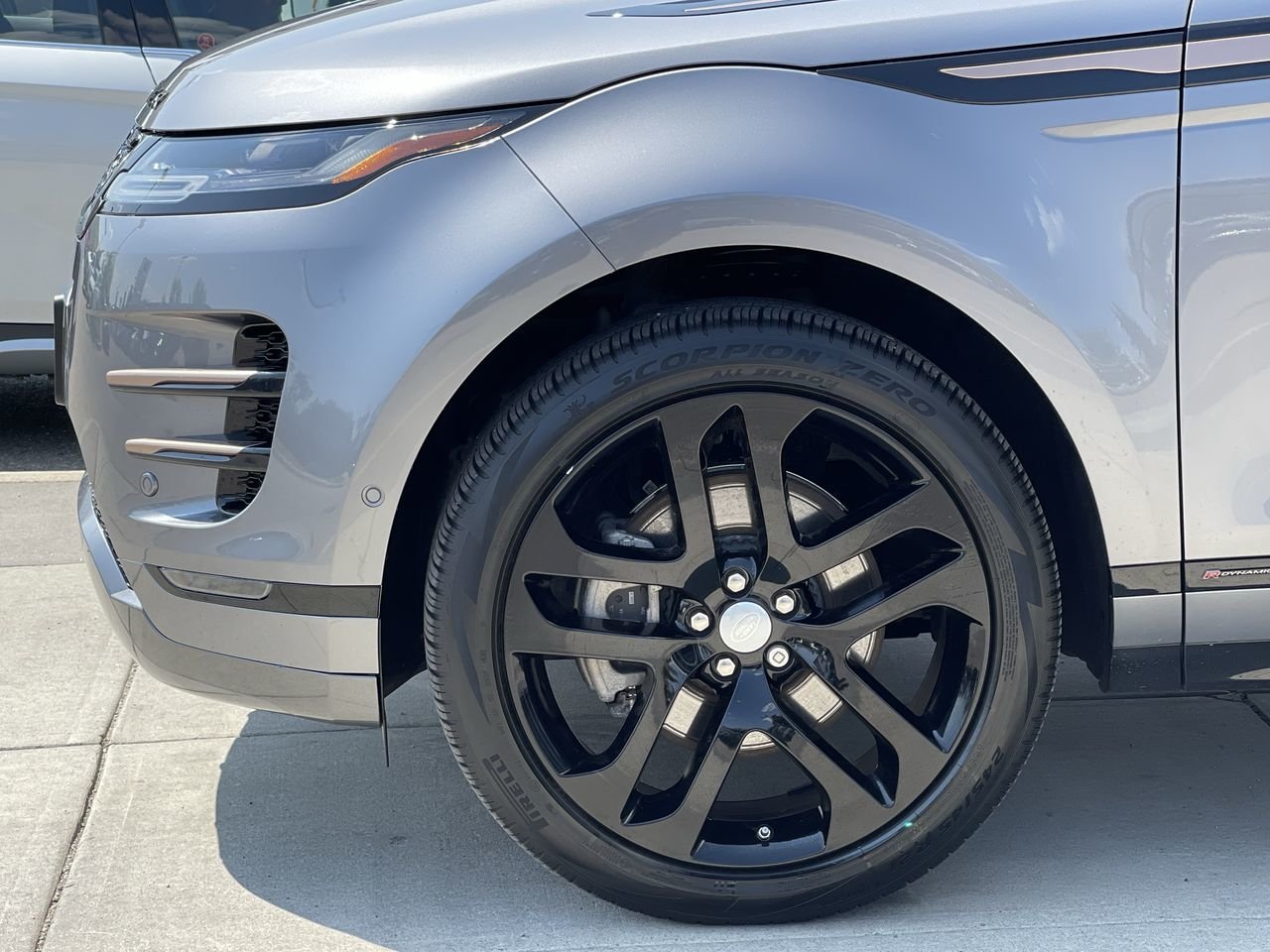 Used 2021 Gray Land Rover R-Dynamic SE image 18