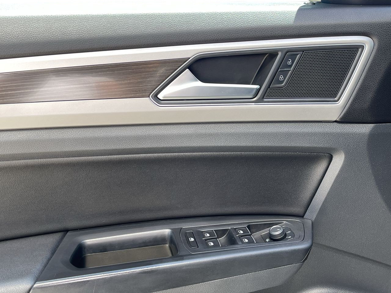 Used 2019 Gray Volkswagen Highline image 17
