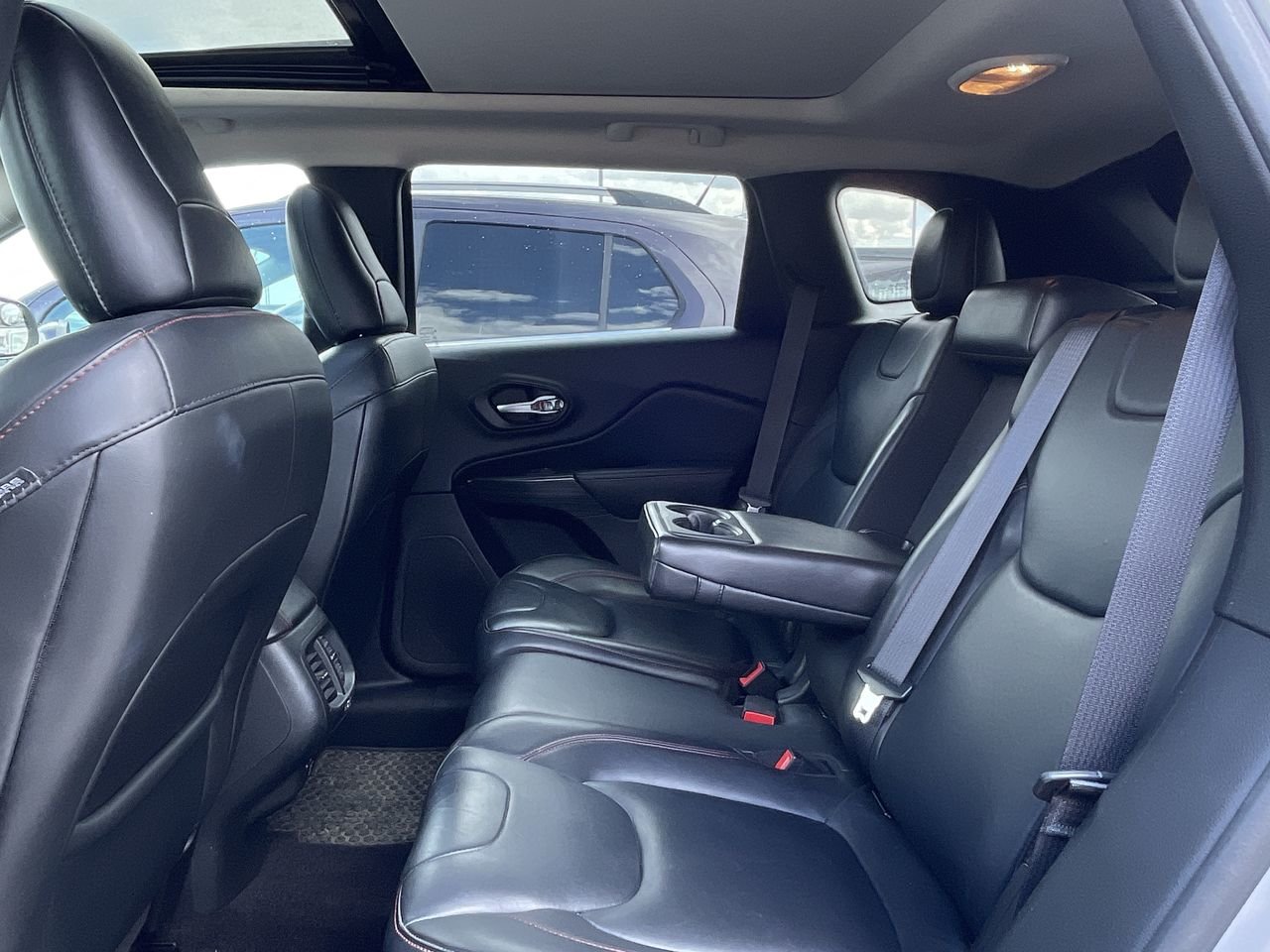 Used 2016 Billet Silver (MET) Jeep Trailhawk image 31