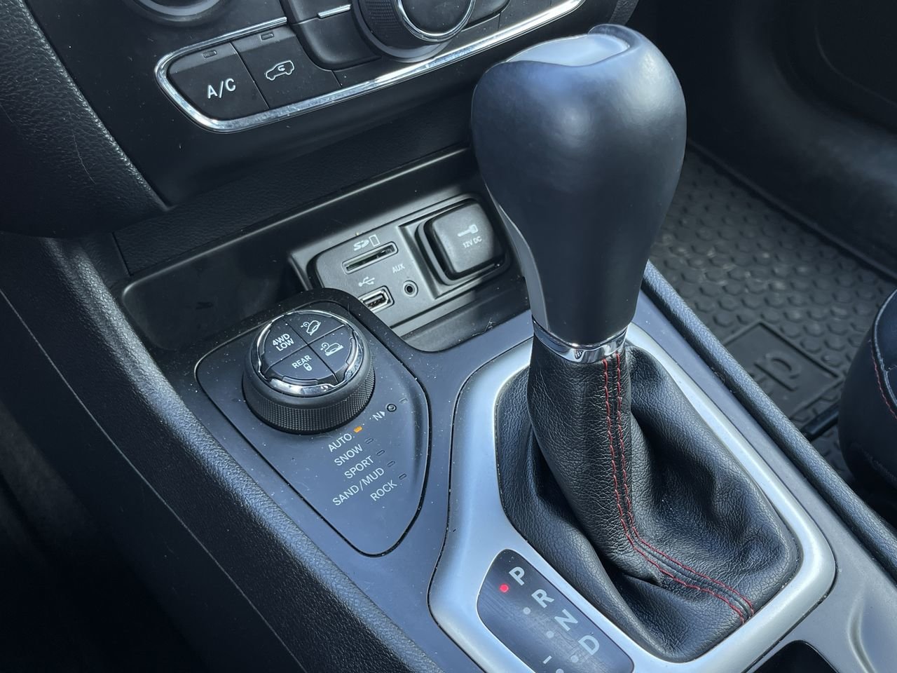 Used 2016 Billet Silver (MET) Jeep Trailhawk image 28