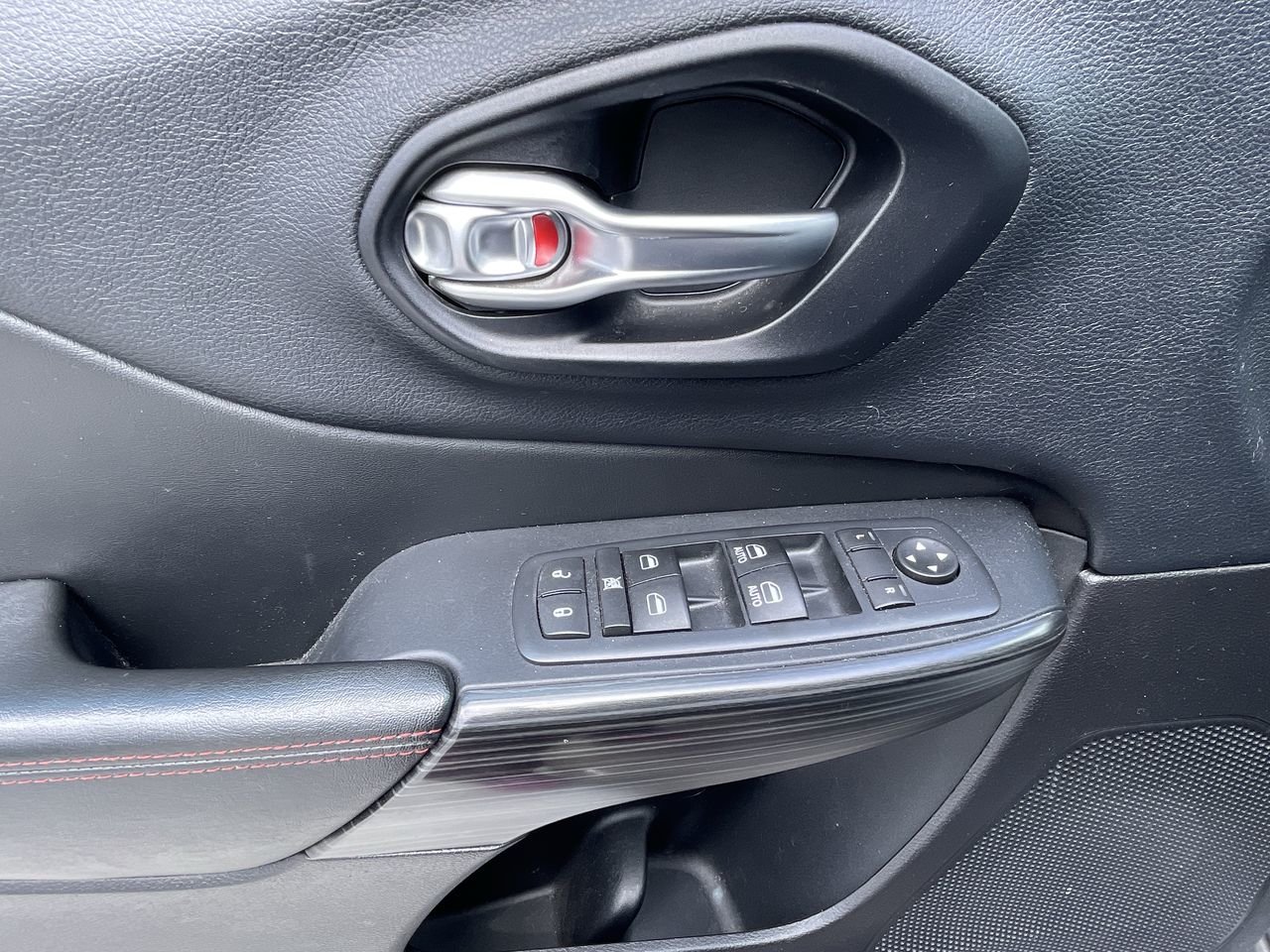 Used 2016 Billet Silver (MET) Jeep Trailhawk image 21