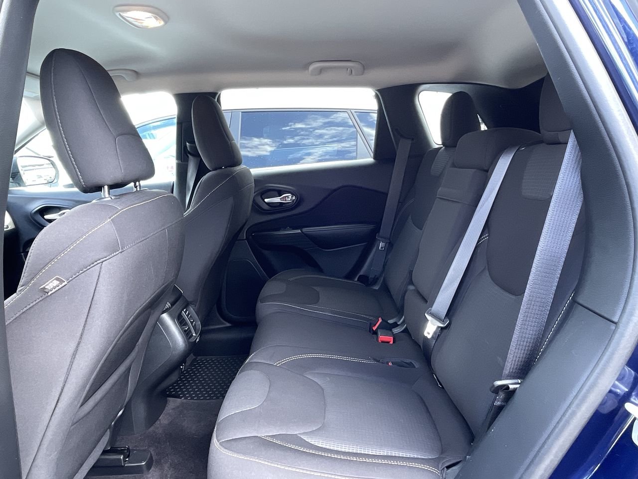 Used 2016 True Blue P.C. Jeep North image 28