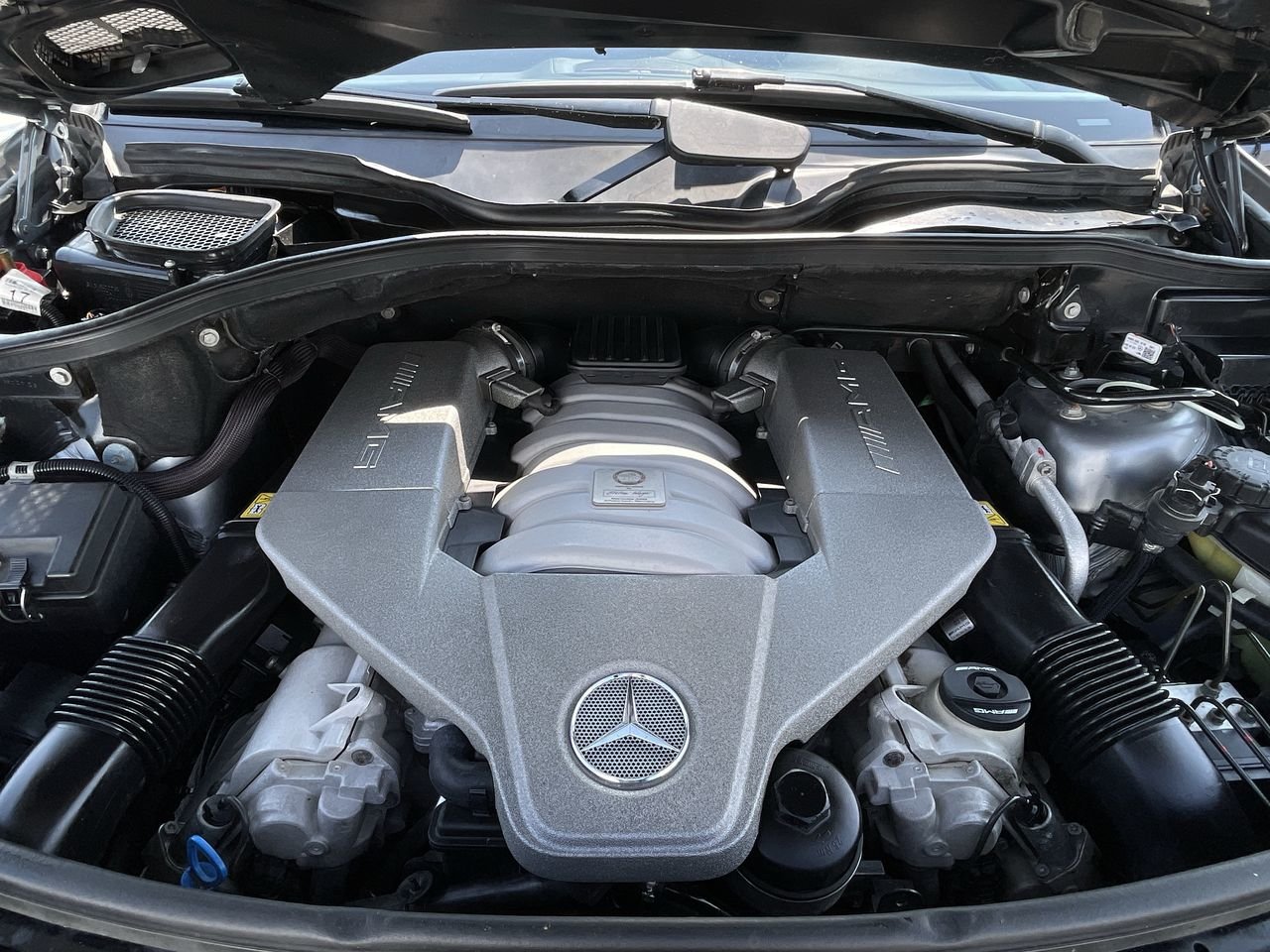 Used 2010 Tenorite Grey Met. Mercedes-Benz ML 63 AMG image 34