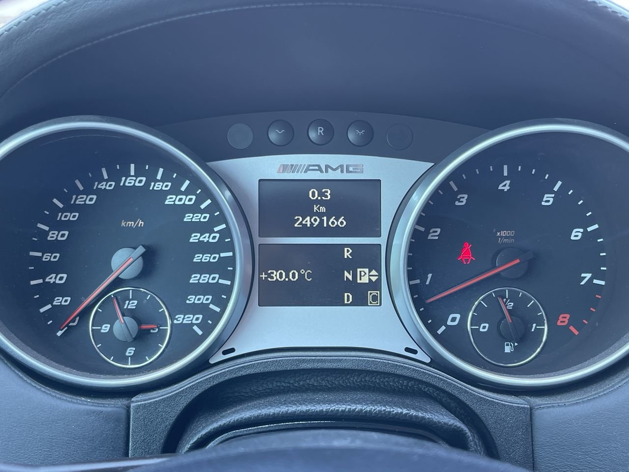 Used 2010 Tenorite Grey Met. Mercedes-Benz ML 63 AMG image 23