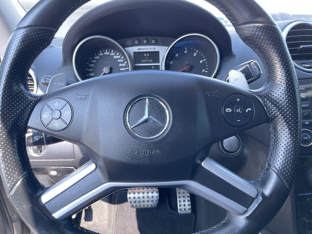 Used 2010 Tenorite Grey Met. Mercedes-Benz ML 63 AMG image 22