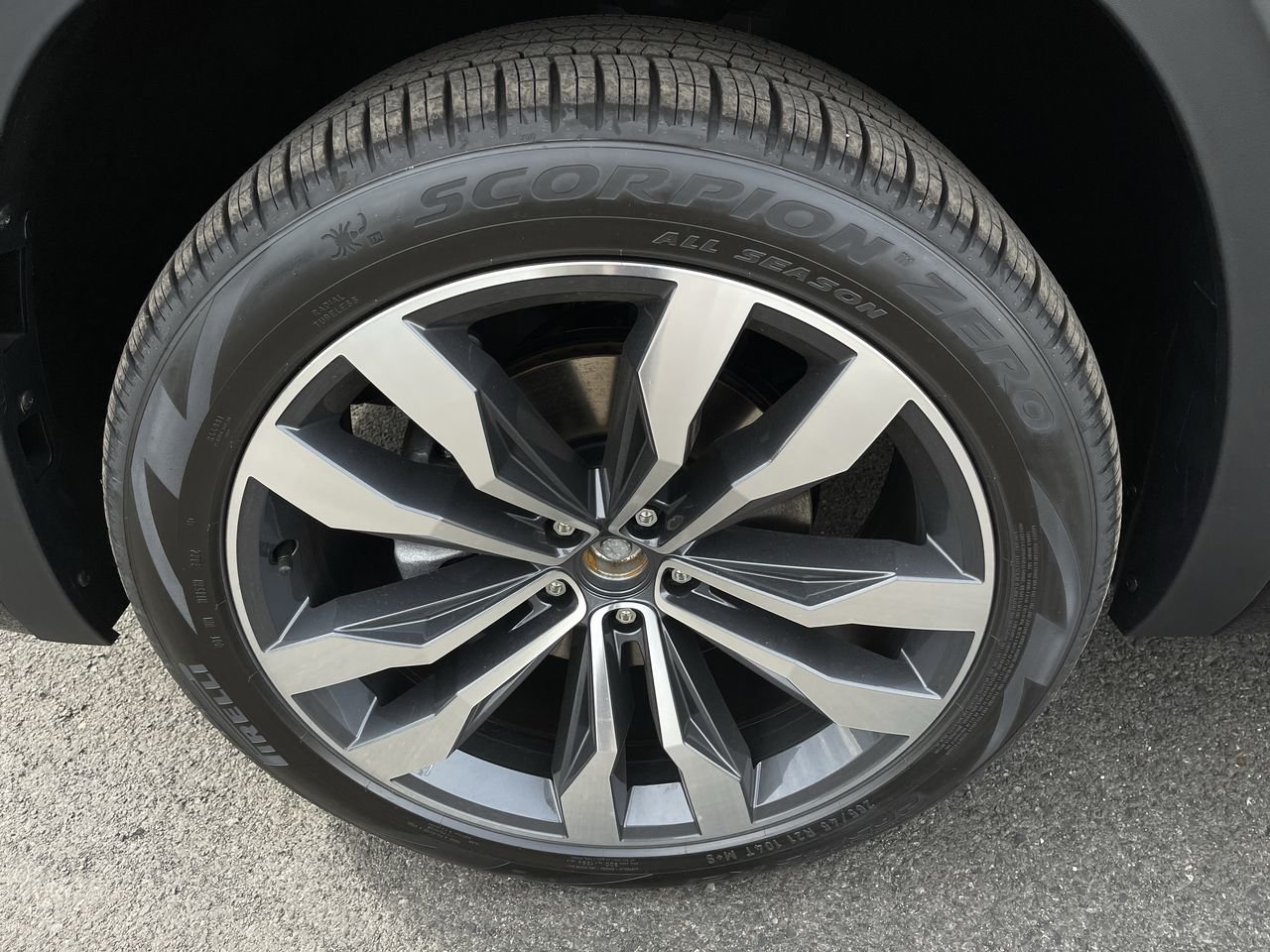 New 2023 Deep Black Pearl Volkswagen Execline image 18